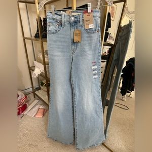 LEVIS WOMENS JEANS